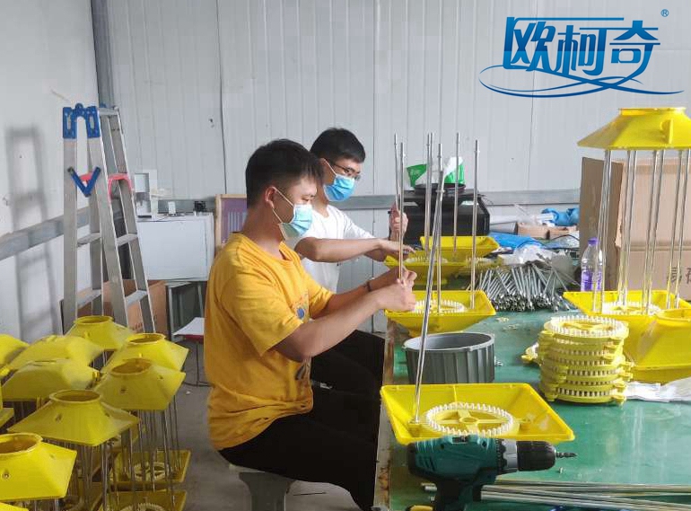 走进豪门国际生产一线：杀虫灯组装进行中